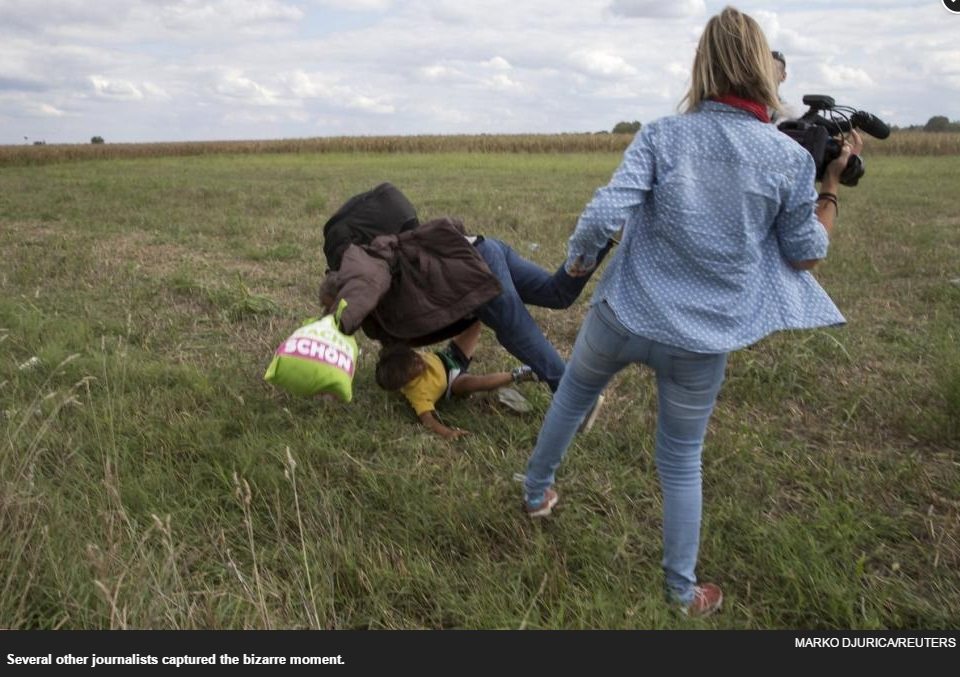女記者絆倒逃命難民的畫面。圖擷取自：NY DailyNews
