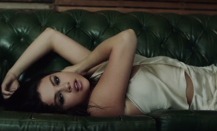 席琳娜戈梅茲在單曲〈Good For You〉MV中大擺出性感姿勢。圖／擷自youtube