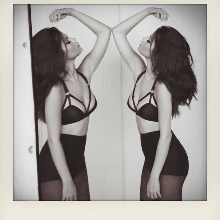 席琳娜戈梅茲在社群網站中秀內衣照。圖／擷自instagram
