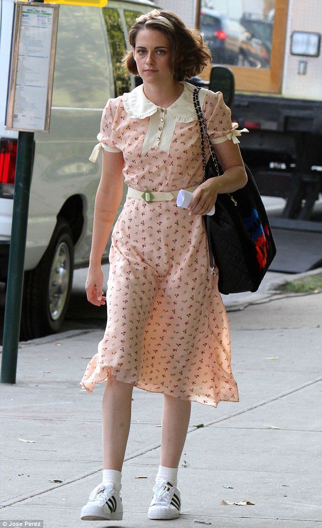 克莉絲汀史都華穿了一襲粉紅復古洋裝，又萌又俏皮。圖／擷自每日郵報