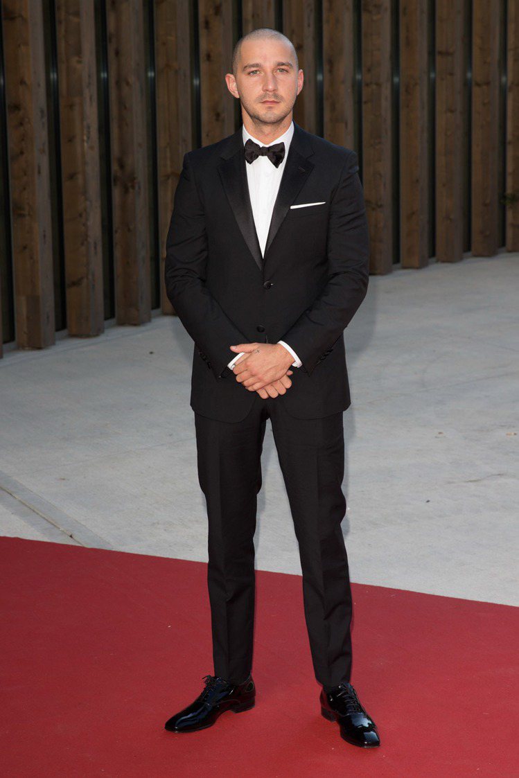 席亞李畢夫穿上 PRADA 西裝出席電影《Man Down》威尼斯影展的記者會及首映晚會。圖／PRADA提供