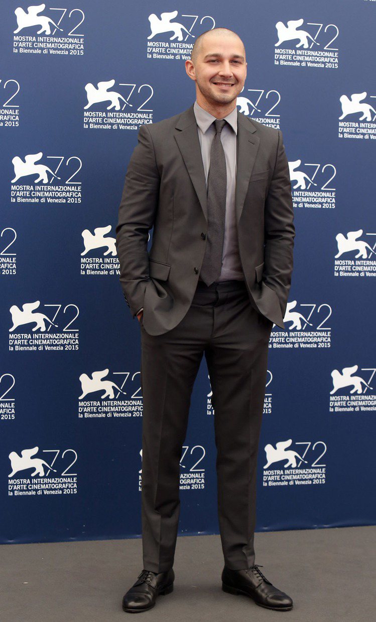 席亞李畢夫穿上 PRADA 西裝出席電影《Man Down》威尼斯影展的記者會及首映晚會。圖／PRADA提供