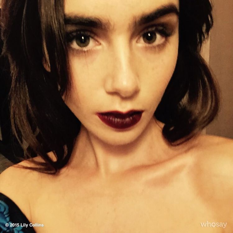 莉莉柯林斯以深色眼影與唇膏做出造型反差。圖／擷自instagram
