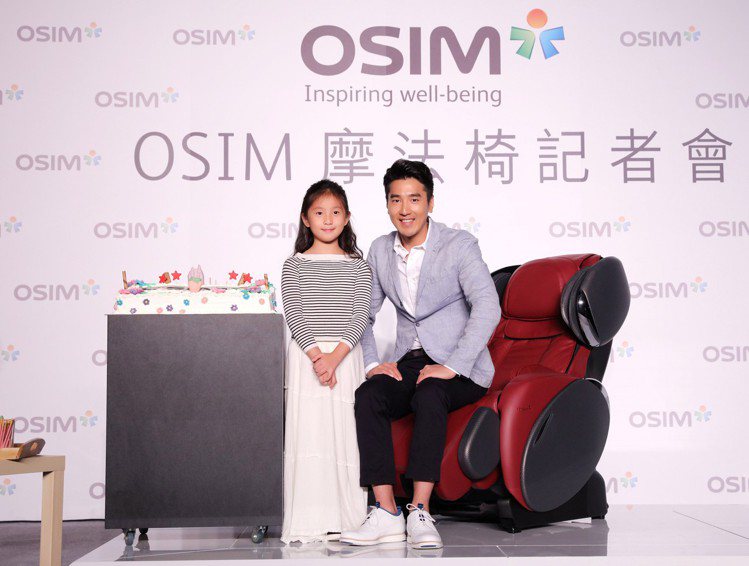OSIM特地設計了一連串和小孩的互動，讓趙又廷預先體驗之後當爸爸的感受。圖／OSIM提供