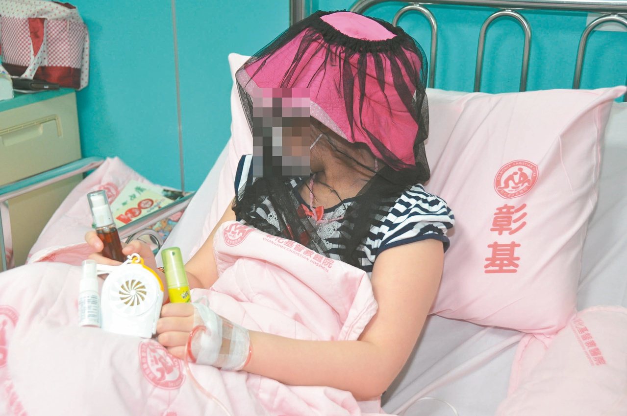 彰化縣林小妹罹患過敏血管炎，很怕蚊蟲叮咬，母親為她製作頭部行動蚊帳抗蚊蟲。<br />圖／彰基提供