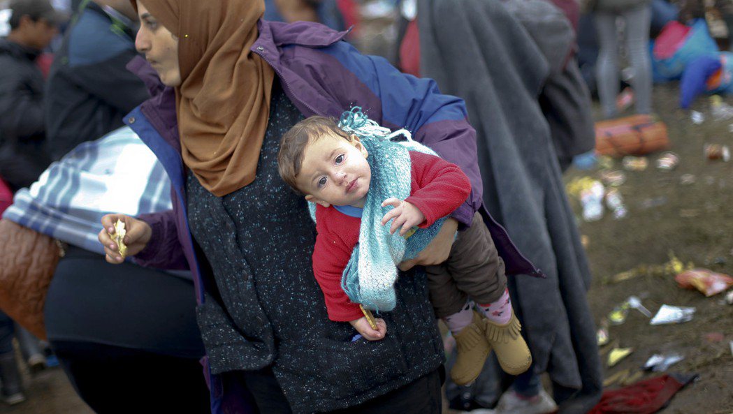 一個難民母親11日在匈牙利南部靠近塞爾維亞邊界的臨時收容中心抱著孩子。（美聯社）...
