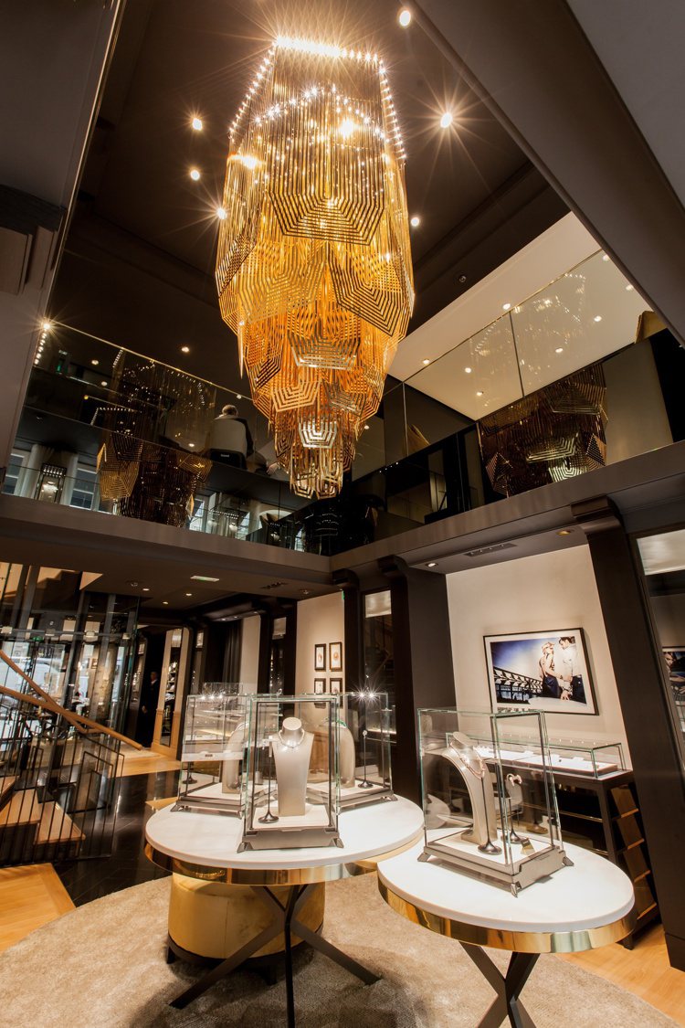 伯爵位於巴黎的高級珠寶旗艦店的店內有巨型吊燈，熠熠生輝。圖／伯爵提供