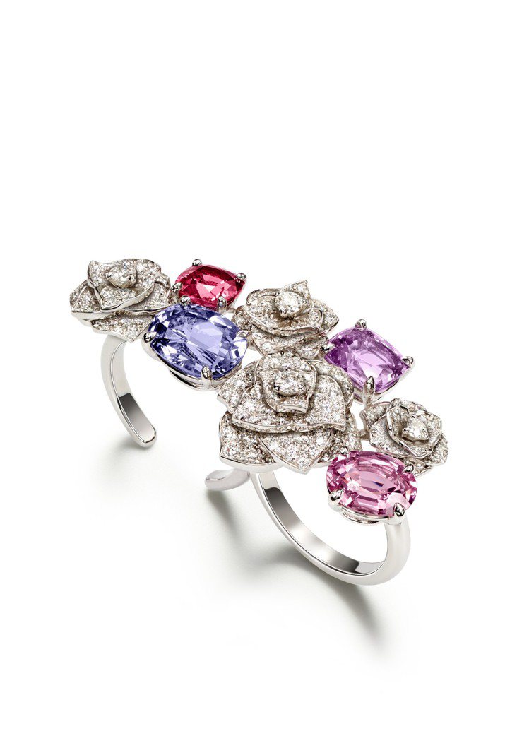 地中海花園高級珠寶系列玫瑰花園18K白金戒指，鑲嵌2 顆枕形切割紫色尖晶石 （約重 5.59 克拉）等，參考價約297萬元。圖／伯爵提供