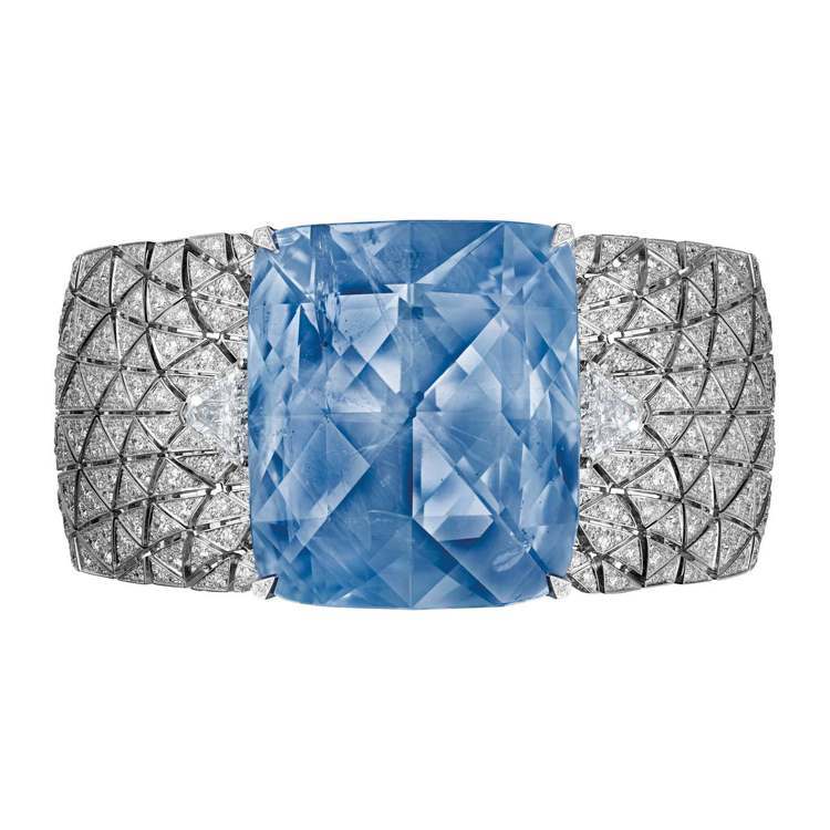 Romanov鉑金手鐲，1顆重197.80克拉的錫蘭玫瑰式切割枕形藍寶石，2顆共重2.50克拉的盾形斜面切割鑽石，圓形明亮式切割鑽石。圖／卡地亞提供