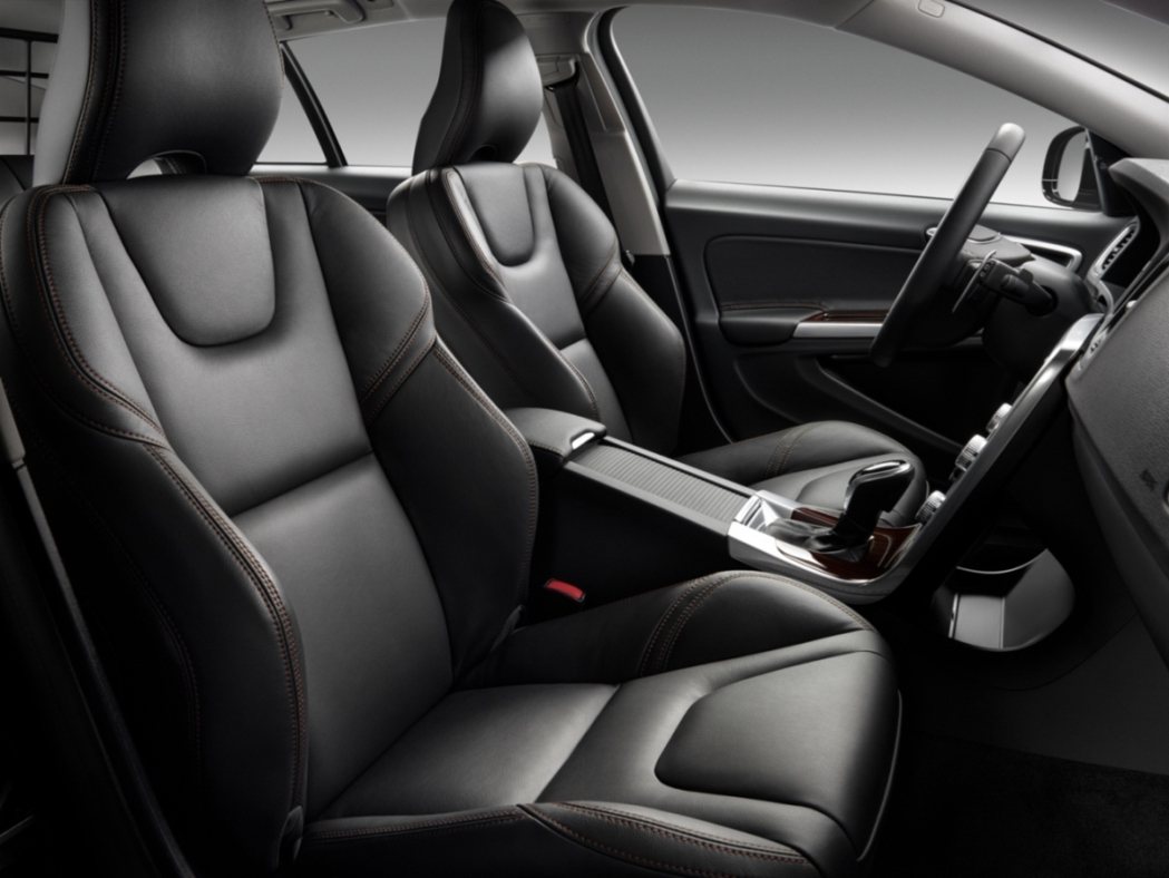 車室採黑色真皮跑車座椅設計。 Volvo提供