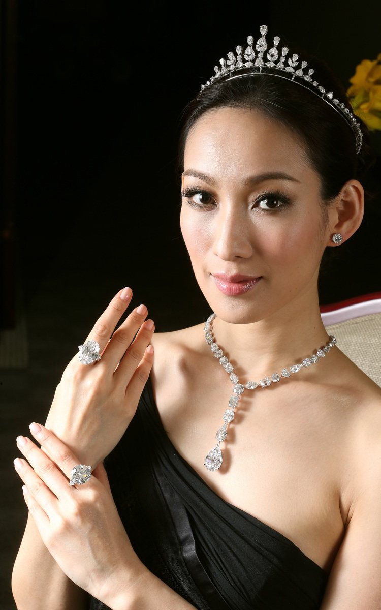 李曉涵展示總價約13億的鑽石珠寶，鑽石后冠首度現身亞洲。記者陳立凱／攝影
