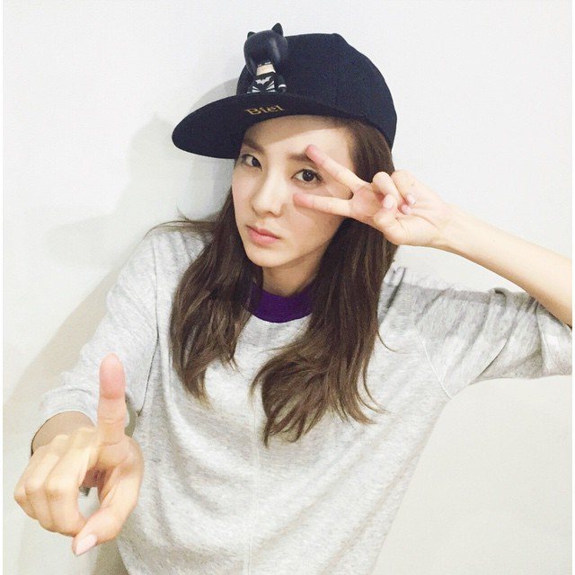 想學 Dara 穿搭風格，各式各樣帽子是必備單品。。圖／擷自Sandara Park instagram