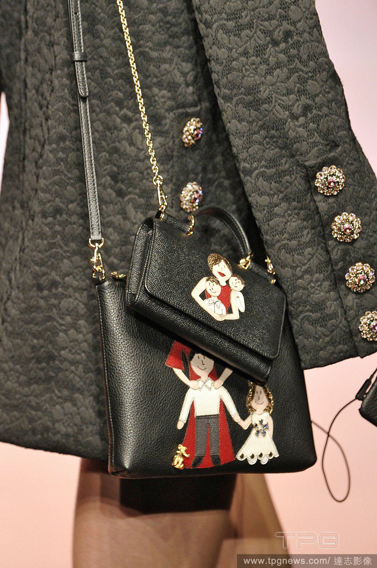 Dolce & Gabbana 秋冬以母親為設計主題，當然包款上也會出現...