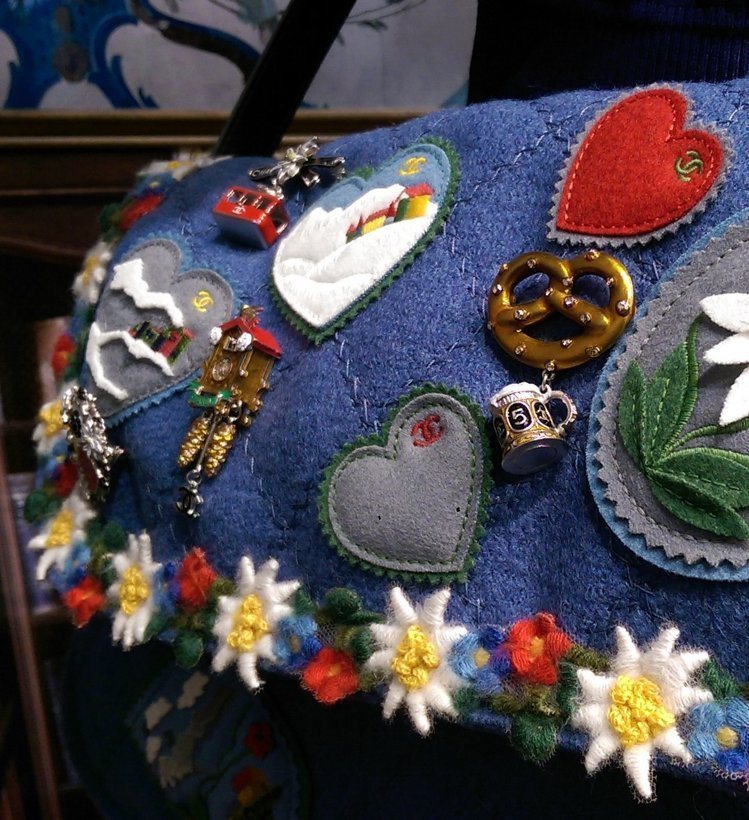 CHANEL 早秋巴黎－薩爾斯堡工坊系列，推出多款花朵勳章裝飾的包包，仔細看還會發現蝴蝶餅等可愛的裝飾，驚喜感十足！記者吳曉涵／攝影