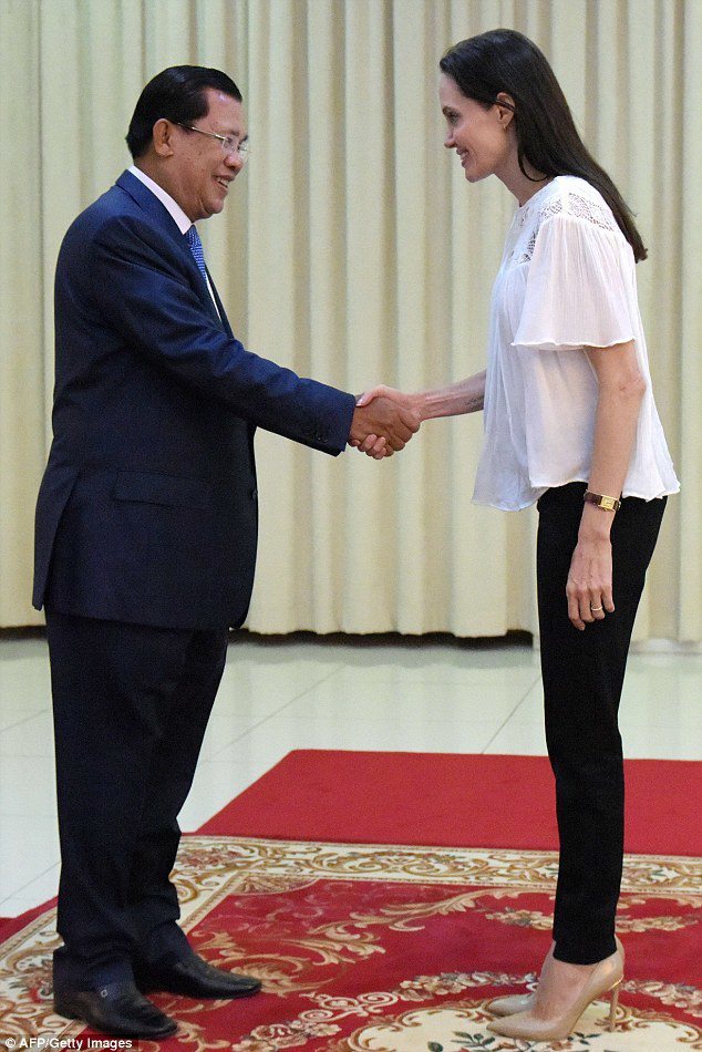 安潔莉娜裘莉造訪柬埔寨，和首相洪森見面。圖／擷取自英國每日郵報