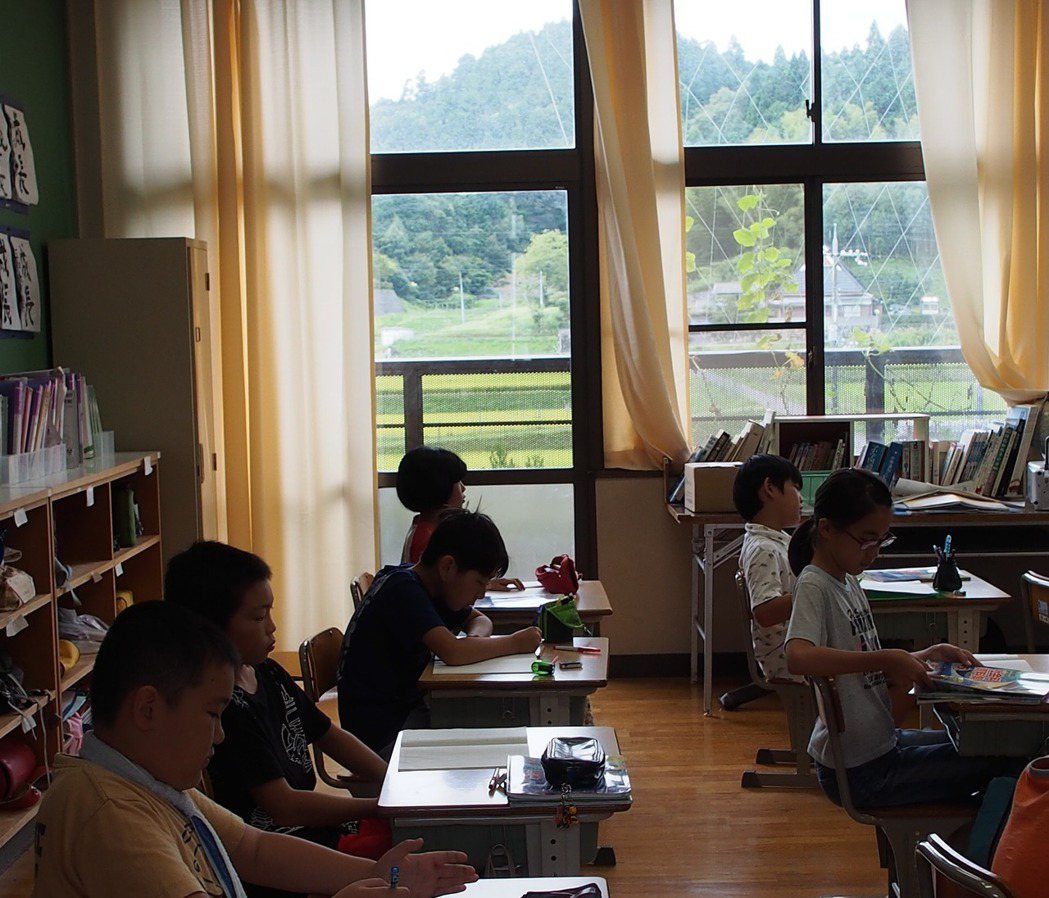 樫田小學教室窗外滿是綠意。林秀姿／攝影