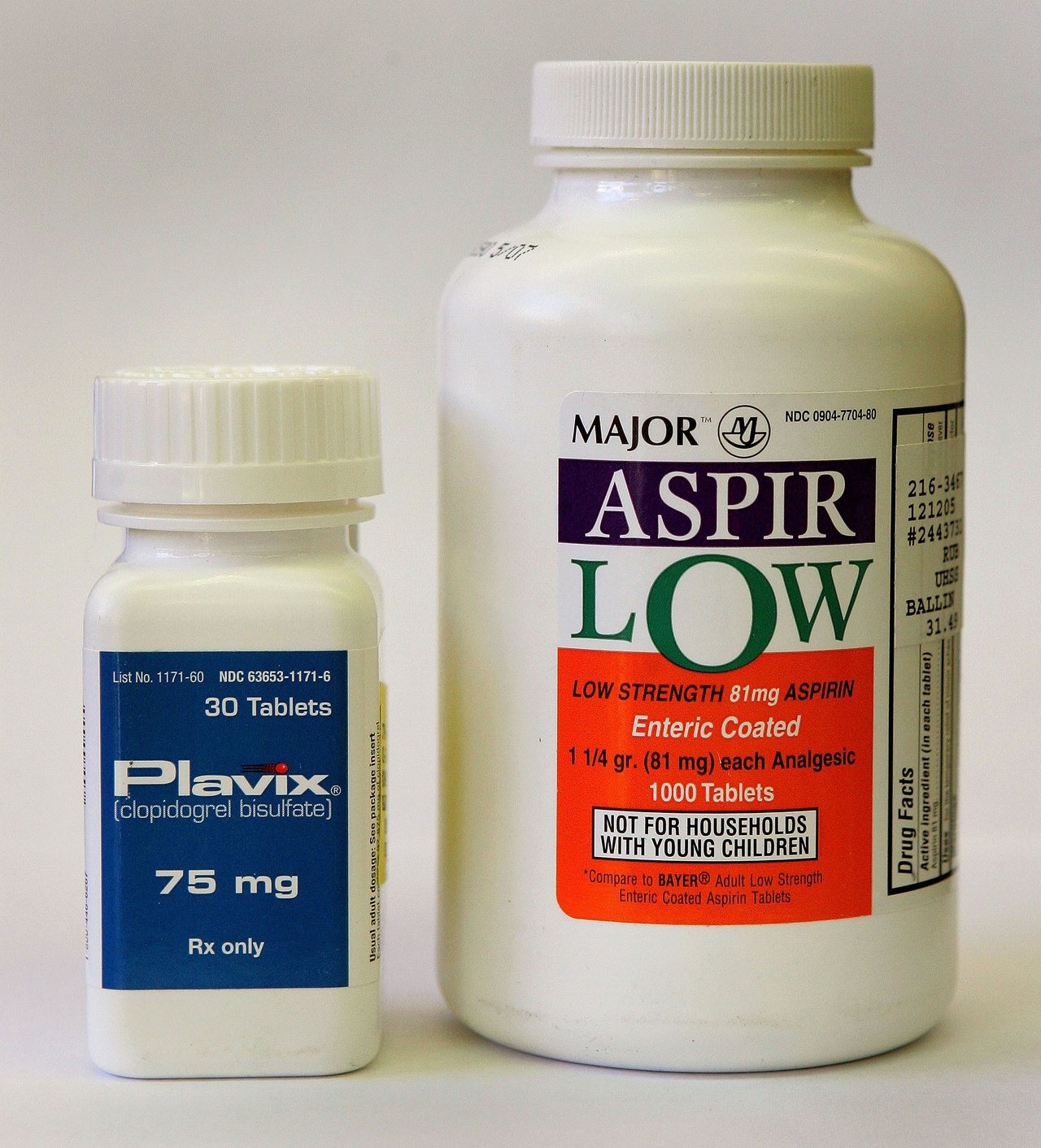 新準則不建議，僅為了預防大腸癌而吃阿斯匹靈（右），因為是否吃藥的決定因素是病人的心臟健康。