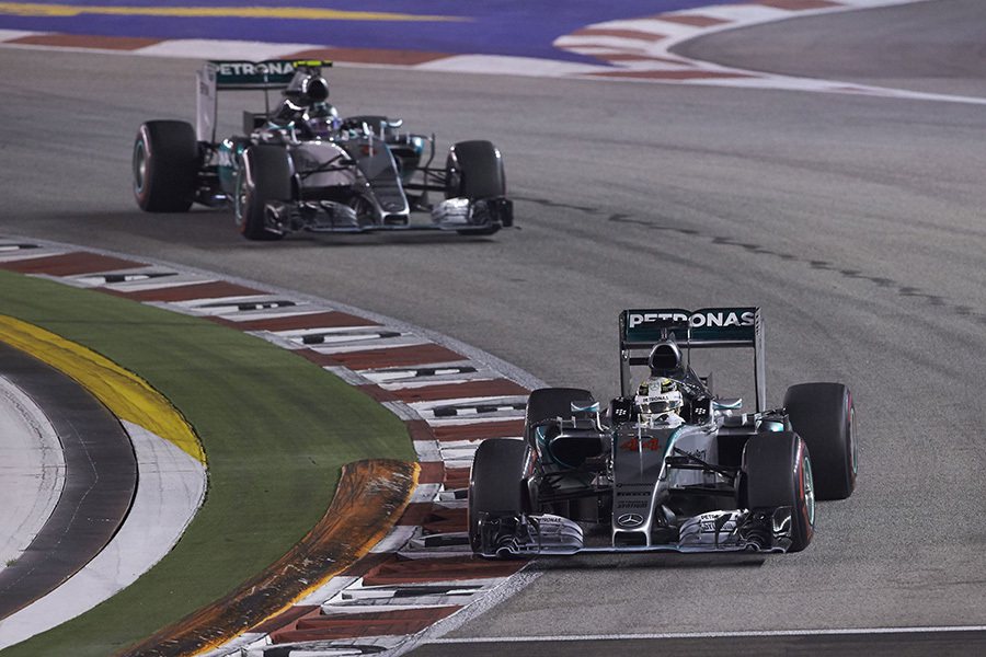 在新加坡賽事結束後Lewis Hamilton(前)以252分的積分與隊友Nico Rosberg(後)的211分，稱霸年度積分榜。 Mercedes-Benz提供