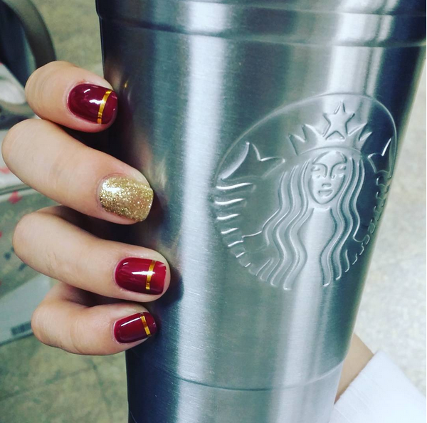 簡簡單單的紅咖啡加上跳指設計。圖／擷自Instagram