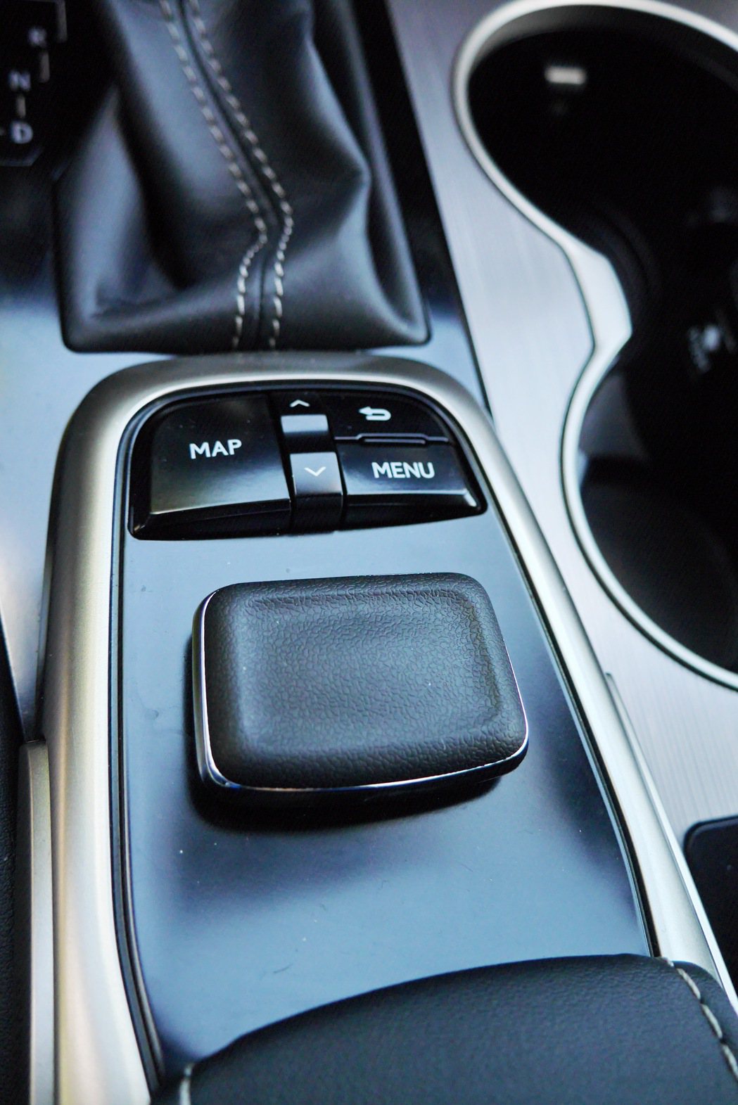 操控中控台螢幕的依然是Lexus車主熟悉的Remote Touch系統。 記者陳...