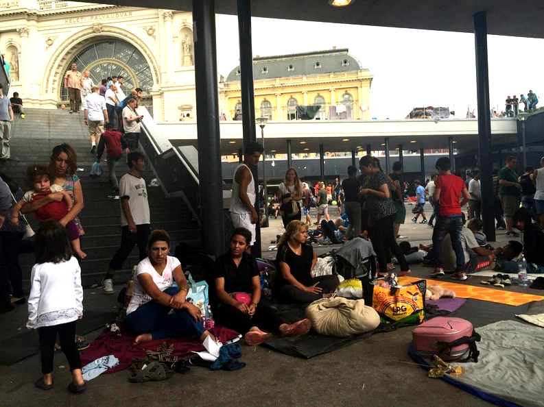布達佩斯車站對難民關閉時，數百名難民在車站住下，等候通行。 圖／康庭瑜
