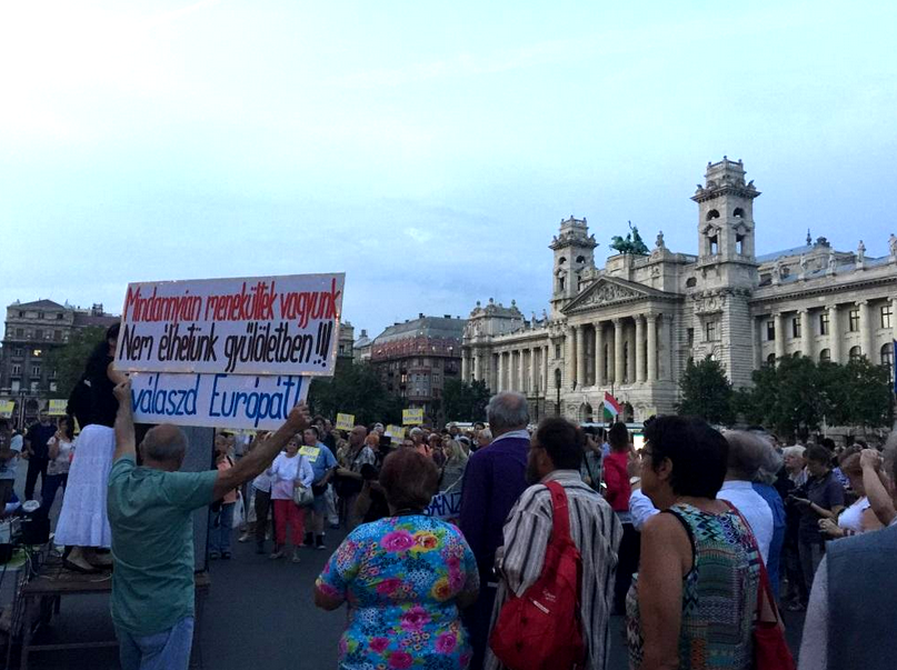 在布達佩斯車站極右派集結對難民抗議的同時，匈牙利國會大廈前也有一群由左傾的匈牙利...