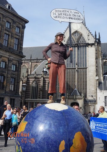 九月十三日示威當天，以藝術呈現政治理念的表演：站在地球上的女孩手舉寫著荷蘭名言的...