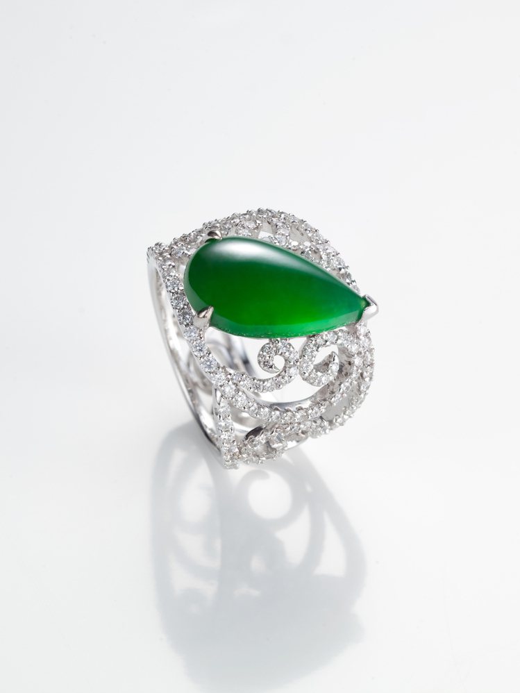 水滴形翡翠鑲鑽鏤空寬版戒指，1,280,000元。圖／玉世家提供