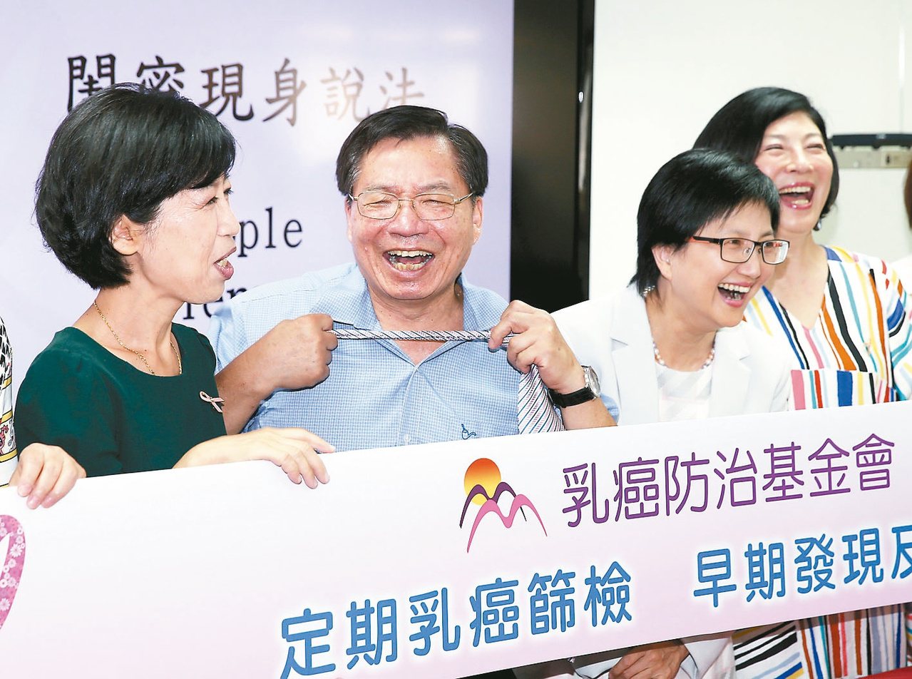 乳癌防治基金會昨舉行記者會，董事長張金堅(左二)、國健署長邱淑媞(左三)、台北市長夫人陳佩琪(左一)，呼籲女性勇於接受乳房篩檢。