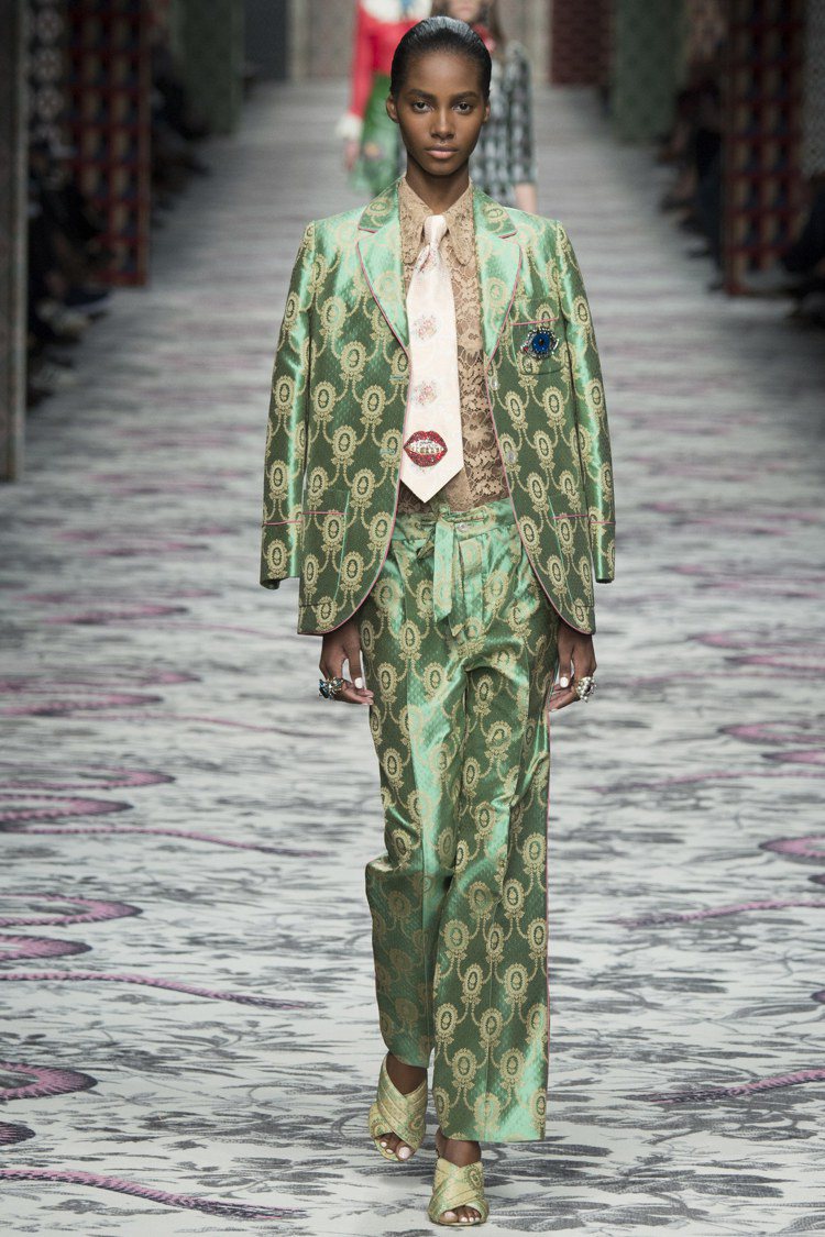 誇張的領帶和蝴蝶結裝飾也能看出 Alessandro Michele 的童心，將...