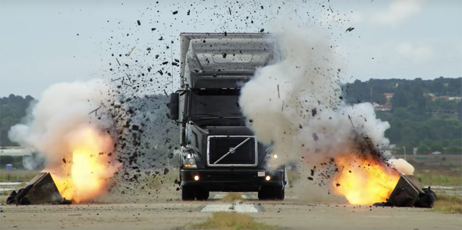 Volvo連結車頭遭到爆炸磚塊的攻擊。 裁自Rydersysteminc影片