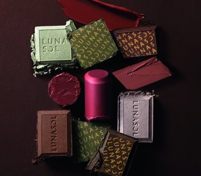 不論外型或顏色都有如巧克力的彩妝，用看的就令人開心。 圖／佳麗寶LUNASOL提供
