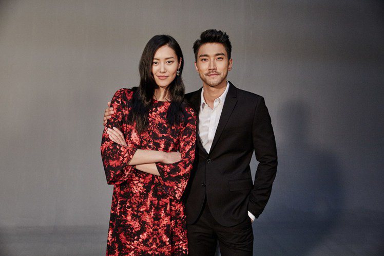 石榴夫婦 ── 崔始源與劉雯拍攝H&M 2016年新春系列廣告花絮照。圖／H&M提供