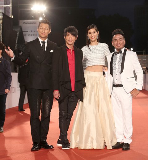 藝人聶雲(左起)、黃品源、Janet、民雄等表演嘉賓一起走星光大道。