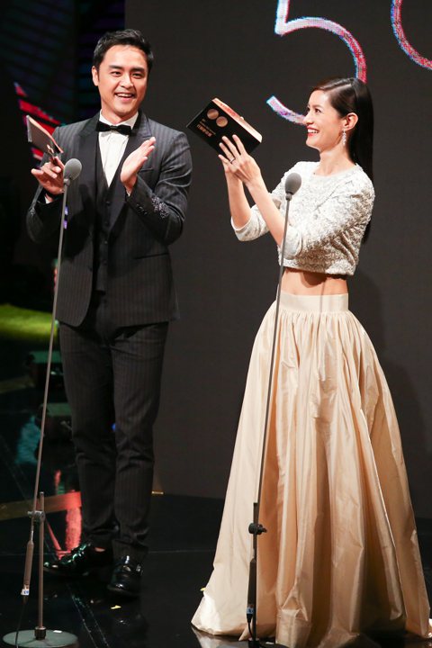第50屆電視金鐘獎26日晚間在國父紀念館登場，Janet（右）與明道（左）擔任頒獎人。