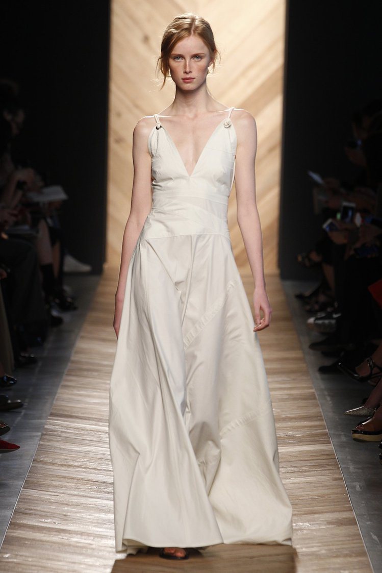 BOTTEGA VENETA簡單俐落的白色晚裝，襯托女性隨性的一面。圖／BV提供