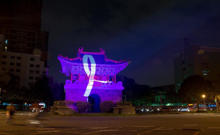 雅詩蘭黛集團年度慈善盛會－粉紅絲帶晚宴，於2015年9月29日假文華東方酒店，以粉紅光芒點亮四座台北府城門-小南門。圖／雅詩蘭黛提供