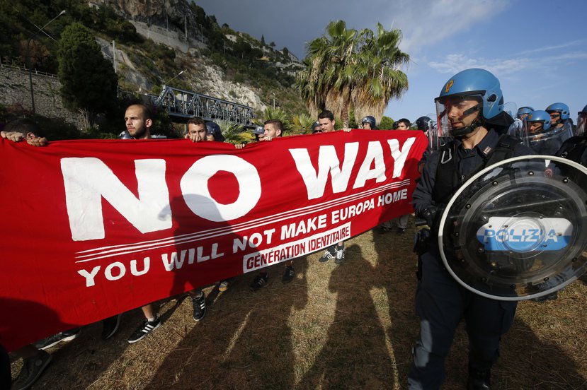 今年六月，法國極右派人士在希臘與法國的邊境，舉布條抗議移民。圖／歐新社