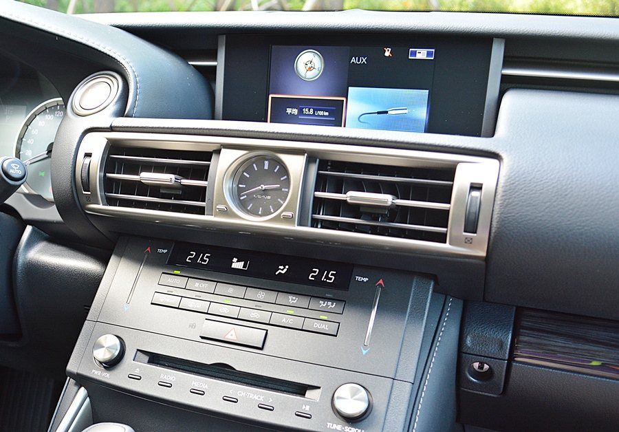 中控台配備精巧的7吋彩色螢幕，呈現各種行車相關資訊、車輛設定、音響、空調及行動通...