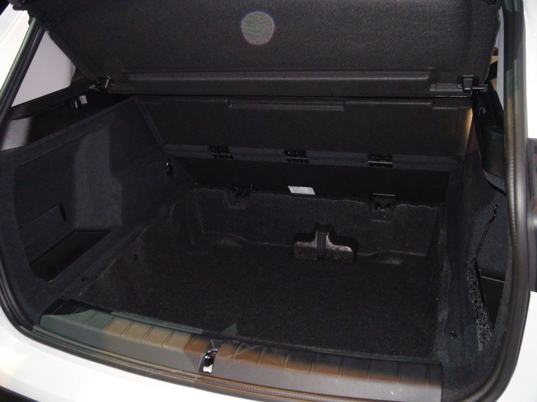 行李廂隔板下方另設有100公升置物容積可供使用。 記者林翊民／攝影