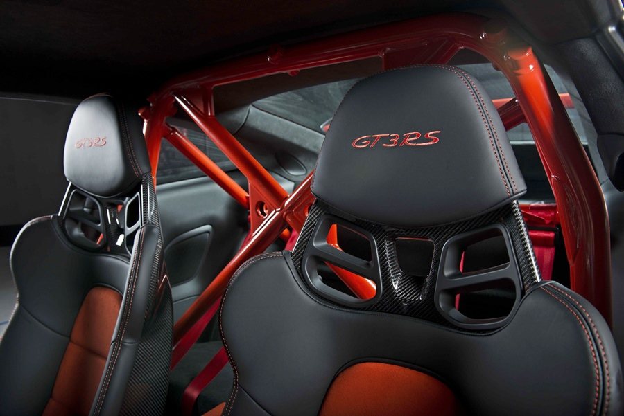 另提供以 918 Spyder碳纖賽車桶型座椅為藍本所打造的輕量化全賽車桶型座椅...
