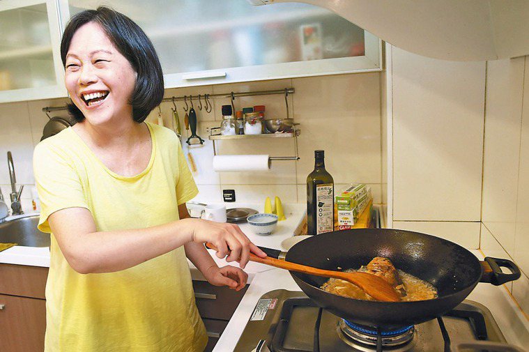 廖玉蕙傳承母親的好手藝，她說：「小孩喜歡吃我的菜，就像我愛吃媽媽的菜。」 記者陳...