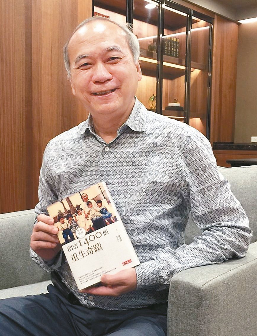 高雄長庚醫院前院長陳肇隆，將行醫卅年，一千四百多個換肝患者的生命故事收錄在新書「新肝情願2」。
