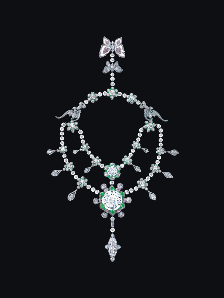 《裕世鑽芳華》由享譽國際珠寶藝術家Wallace Chan創作獨一無二，具有27種戴法象徵永恒的作品。圖／周大福提供