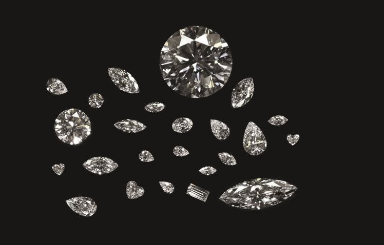 從「庫里南遺產」毛坯切割出來24顆全屬DIF級別的鑽石。圖／周大福提供