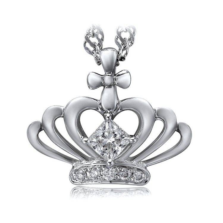 「迪士尼公主系列」皇冠鑲鑽18K金墜飾。圖／周大福提供