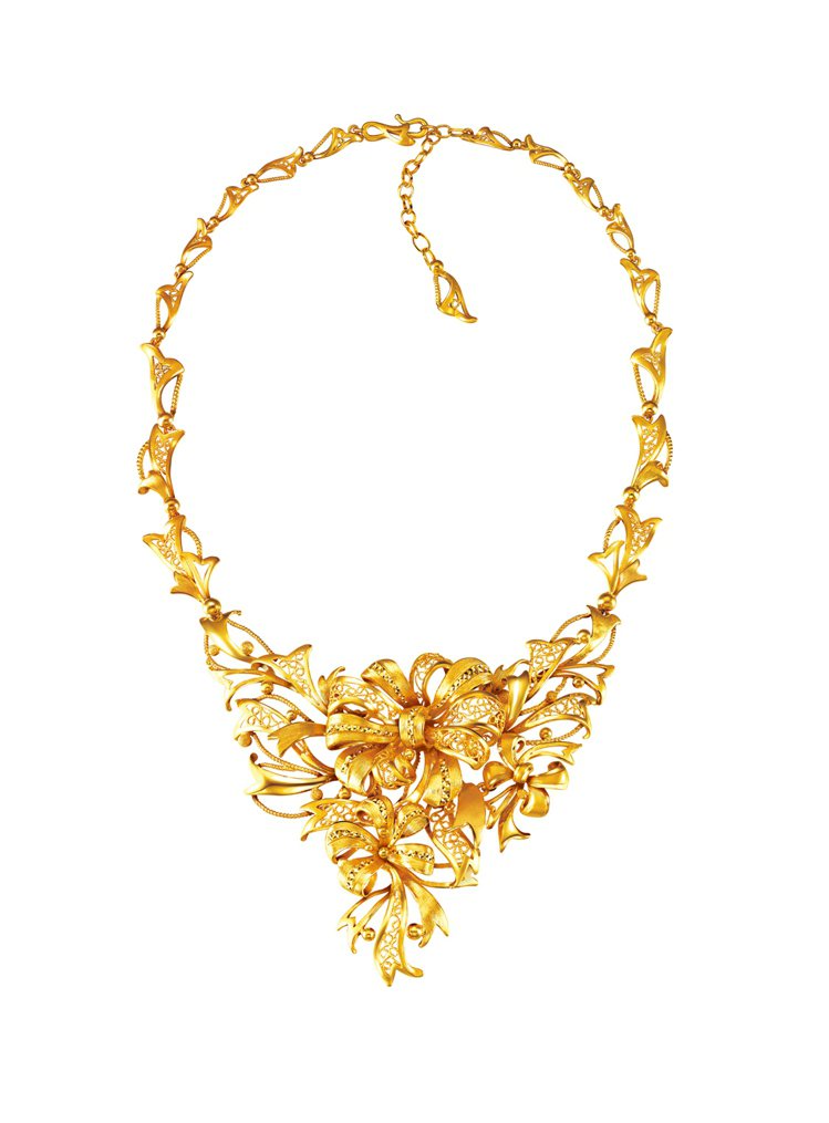 完美婚嫁系列「絲帶蒂結」黃金首飾建議售價188,000元起。圖／周大福提供