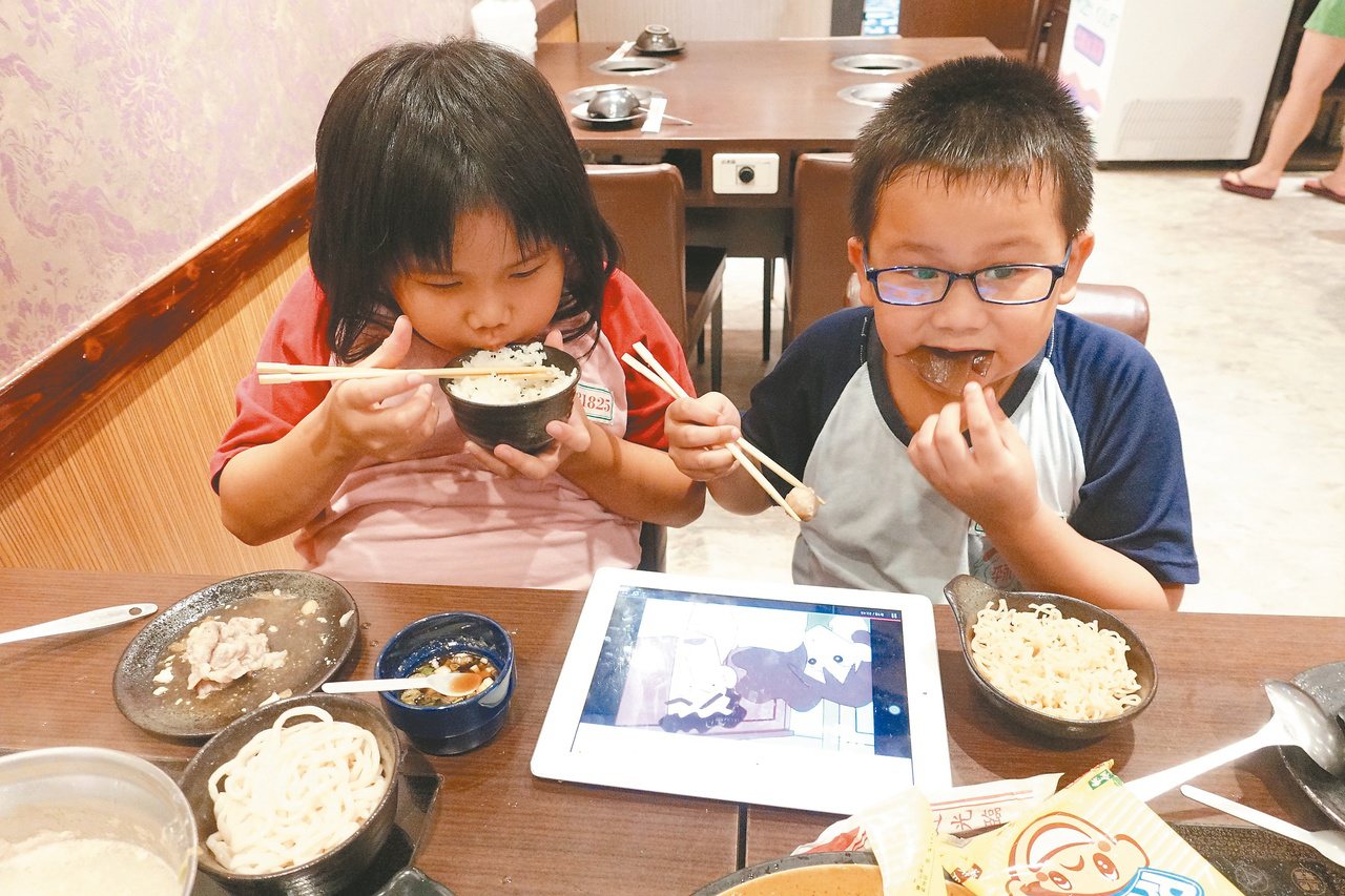 小朋友吃飯用3C產品如平板電腦與手機，恐養出暴躁兒。