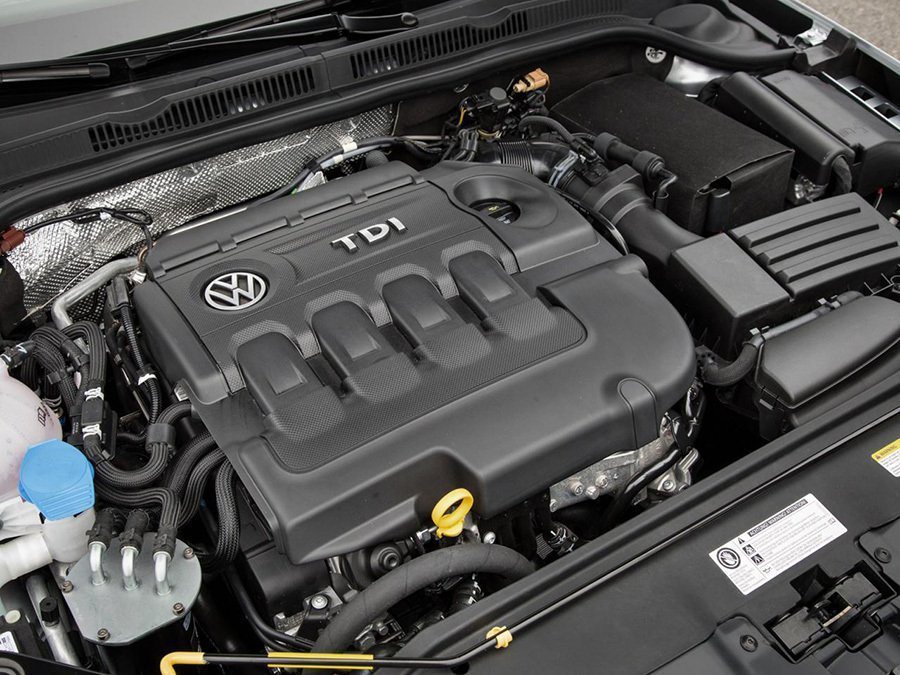 福斯汽車柴油小客車，於道路行駛過程氮氧化物排放超過排放標準約十到四十倍，經調查發現，福斯汽車控制汙染排放軟體有造假。 摘自VW.COM