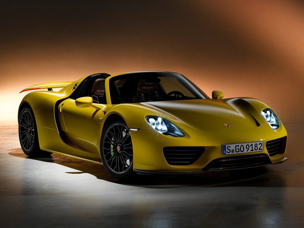 肇事車款Porsche 918 Spyder油電跑車，最大馬力為887hp，0~...